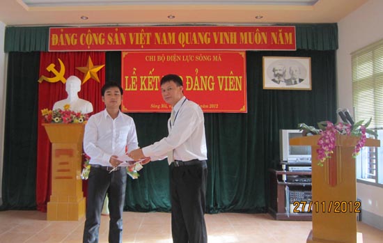 Chi bộ Điện lực Sông Mã: Kết nạp 02 đảng viên mới